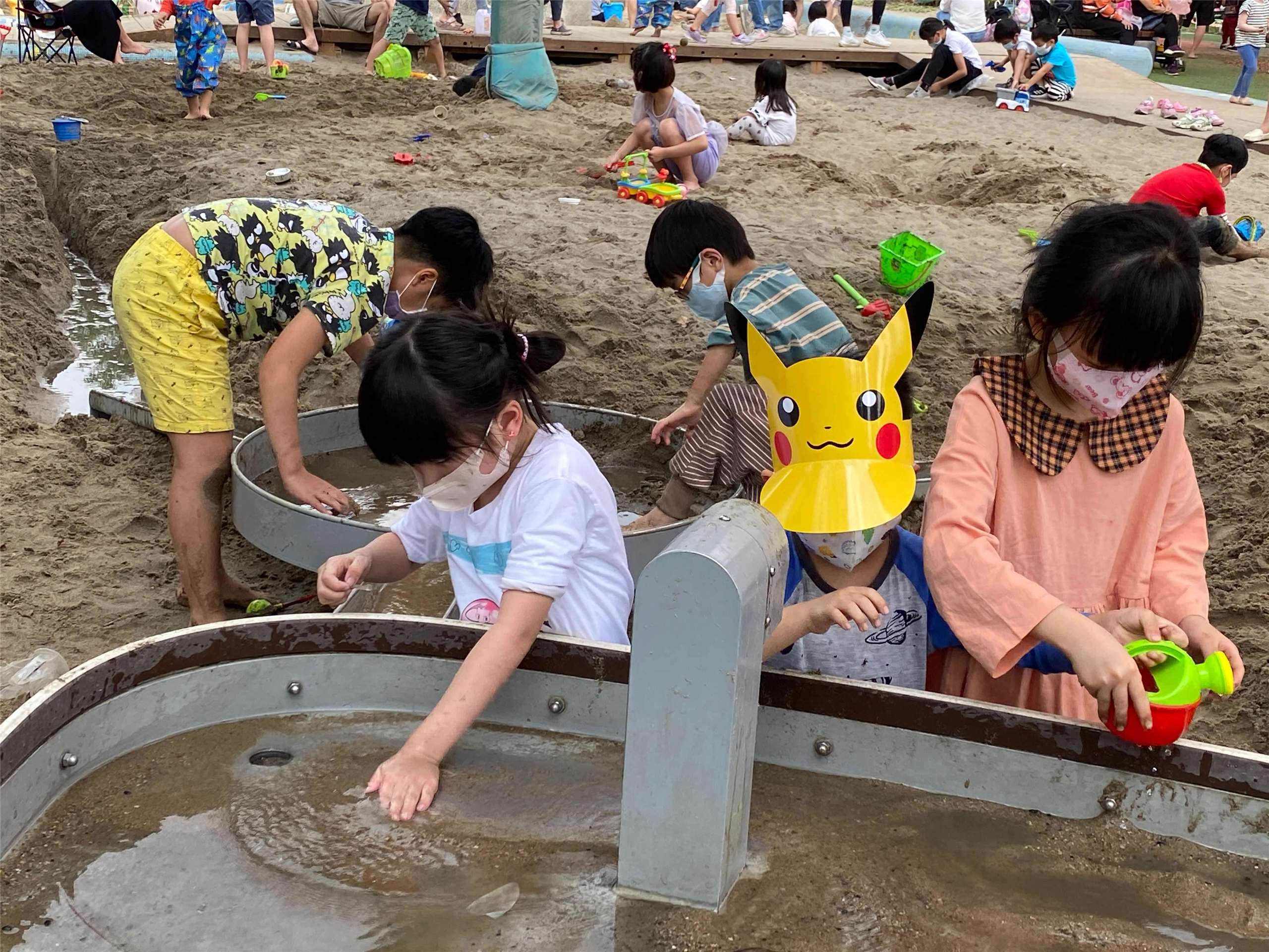 내정부가 오늘(9/10) 발표한 최신 호구(戶口) 통계자료에 따르면 타이완 총인구수는 8월말 현재 2,332만8,343명으로, 전월(7월) 대비 9,593명이 감소한 것으로 집계되었다. -사진: jennifer pai백조미