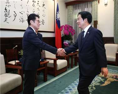 라이칭더(賴清德, 우) 총통이 30일 일본 참의원 자민당 의원회장 마츠야마 마사지(松山政司, 좌)가 이끄는 대표단을 접견했다. 
