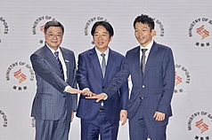 중화민국 체육부가 9일 출범한 가운데, 라이칭더(賴清德, 중) 총통, 줘룽타이(卓榮泰, 좌) 행정수반, 리양(李洋, 우) 초대 체육부 장관이 기념촬영을 하고 있다. - 사진: CNA