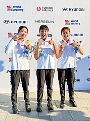타이완의 양궁 선수 추이칭(邱意晴, 좌) 선수를 위시해 쉬신츠(許芯慈, 중), 리차이쉬안(李采璇, 우) 선수가 함께 9월10일 한국 광주에서 거행된 2025 세계양궁선수권대회 리커브 여자단체전에서 일본팀을 제압하고 금메달을 따냈다. -사진: 중화민국양궁협회 제공