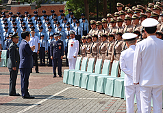 라이칭더 총통이 12일 오전 육군전문학교를 방문해 114년 삼군 부사관 합동 입학식에 참석했다. 행사 후 라이 총통은 해군사관학교 2년제 신입생들에게 인사를 전했다. - 사진: CNA
