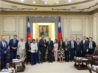 한궈위 입법원장은 16일 입법원에서 프랑스 상원 내 대타이완 우호단체 부의장 라시드 테말(Rachid Tema)이 이끄는 방문단 일행을 접견했다. - 사진: RTI 