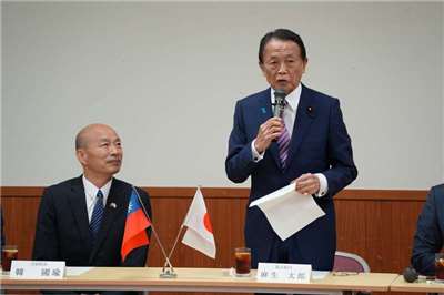대표단을 이끌고 일본을 방문 중인 중화민국 입법원 원장 한궈위(韓國瑜, 좌)가 25일 대표단을 이끌고 일본 도쿄 집권 자민당 본부에서 아소 다로(麻生太郎, 우)  최고고문을 비롯한 자민당 인사들과 회동했다. - 사진: CNA 