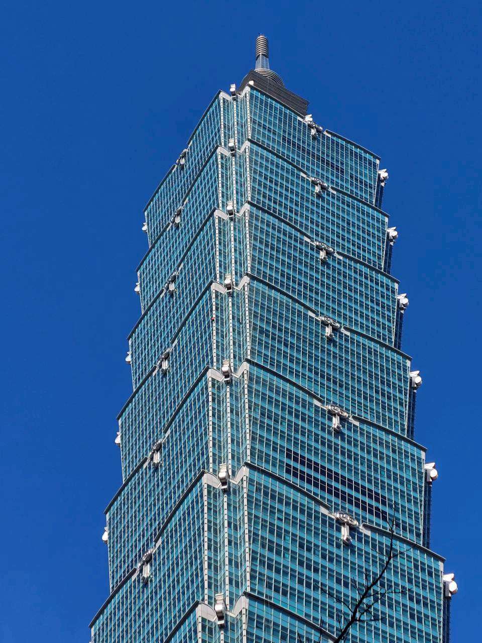 세계 저명 암벽 등반가, 프리솔로  알렉스 호놀드(Alex Honnold)가 오늘(1/25) 오전 타이베이 101 타워를 아무런 안전 장비 없이 맨몸으로 등반하여 정상에 올랐다. -사진: jennifer pai백조미/林安/吳昱辰