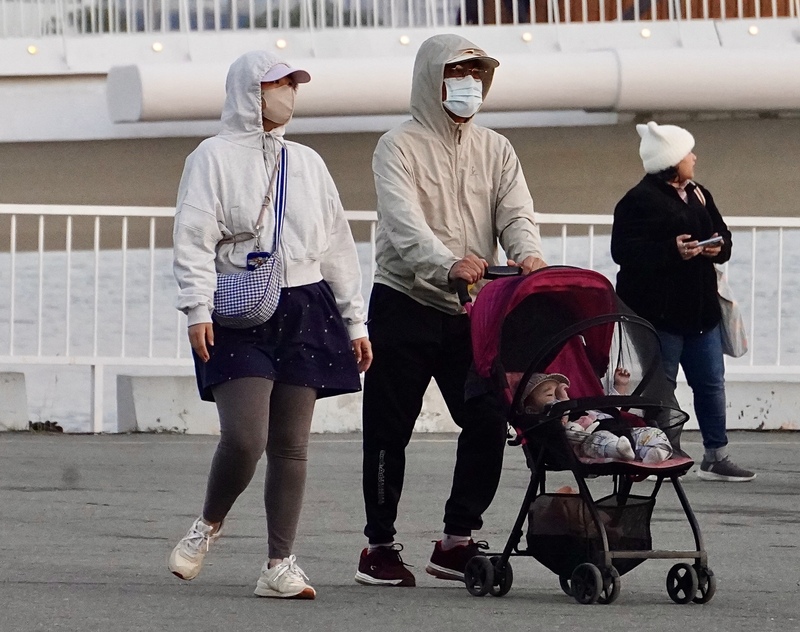 중앙기상서(기상청)는 오늘(1/7)과 내일(1/8) 강력 대륙 냉기단의 영향으로 평지 기온 섭씨 10도 이하가 발생할 확률이 있는데, 오늘 새벽과 저녁 타이완 북부와 북동부 그리고 진먼섬의 국부적인 지역에서는 섭씨 10도 이하 내지 섭씨 6도 이하의 기온을 보일 가능성이 있다고 예보했다. -사진: 중앙사