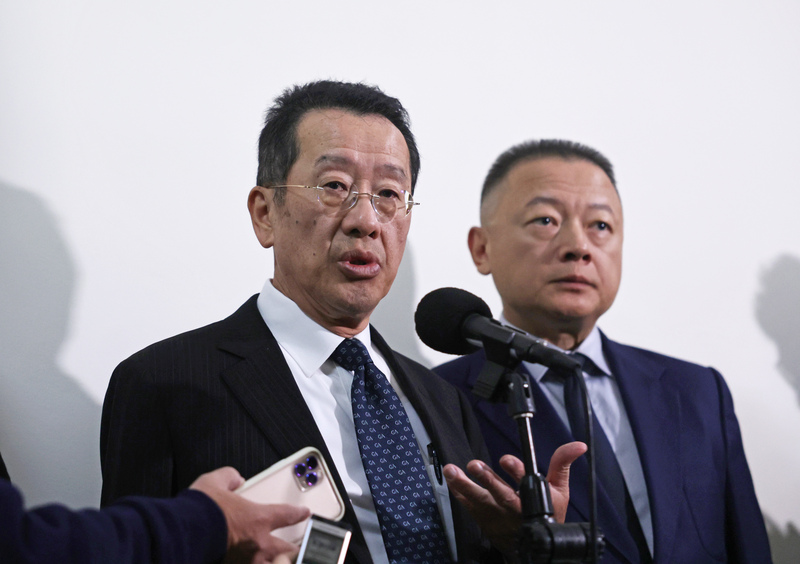 입법원에서 언론 인터뷰에 응하고 있는 구리슝(좌) 국방부 장관 - 사진: CNA