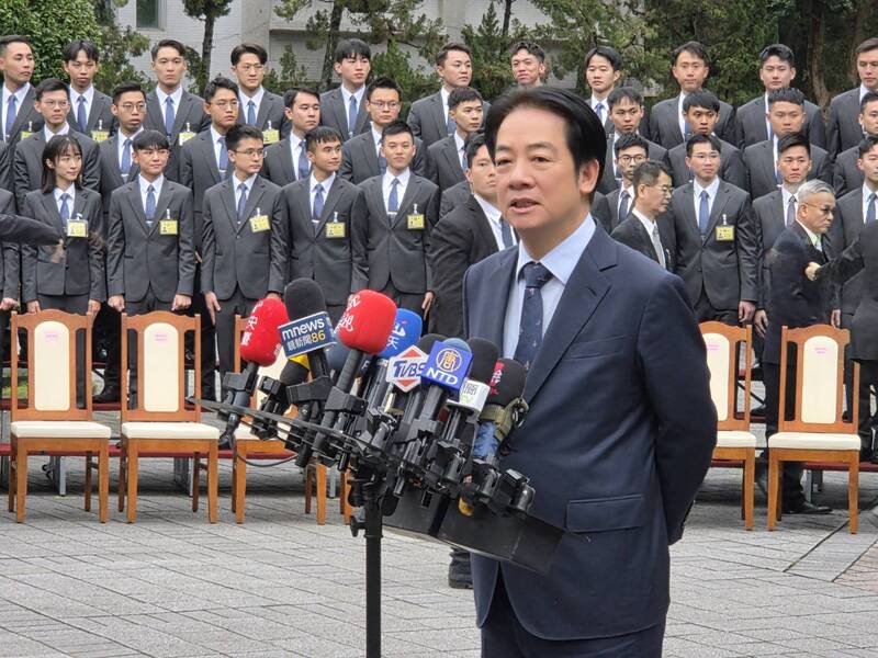 8일 법무부 수사국 수사반 제62기 수료식에 앞서 언론 인터뷰에 응하고 있는 라이칭더 총통 - 사진: CNA