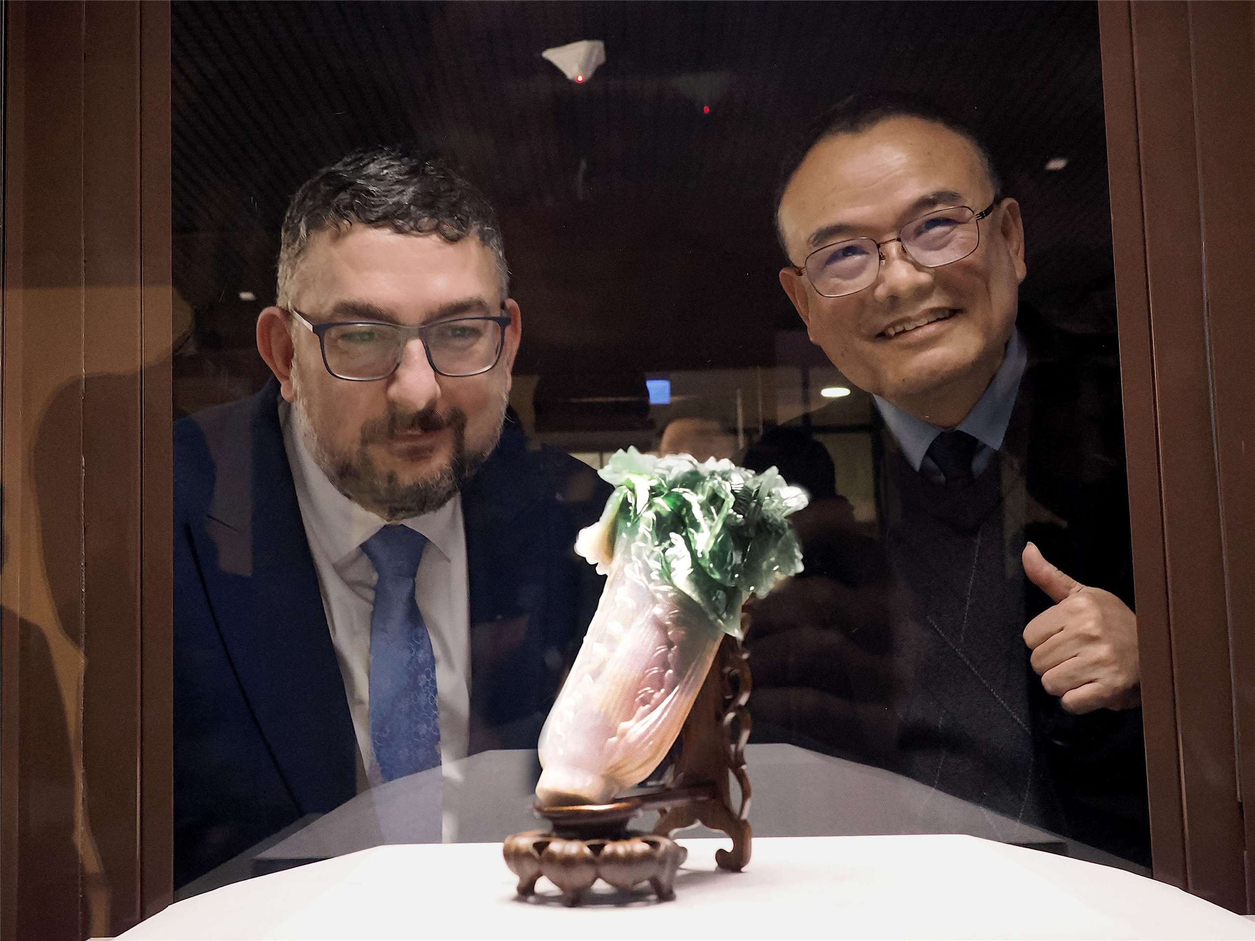 국립고궁박물원 샤오중황(蕭宗煌, 우) 원장과 체코 국립박물관 미첼 루케시(Michal Lukeš) 총관장이 고궁 인기 유물 ‘취옥백채’의 귀환을 고하며 기념 촬영을 했다. -사진: 국립고궁박물원