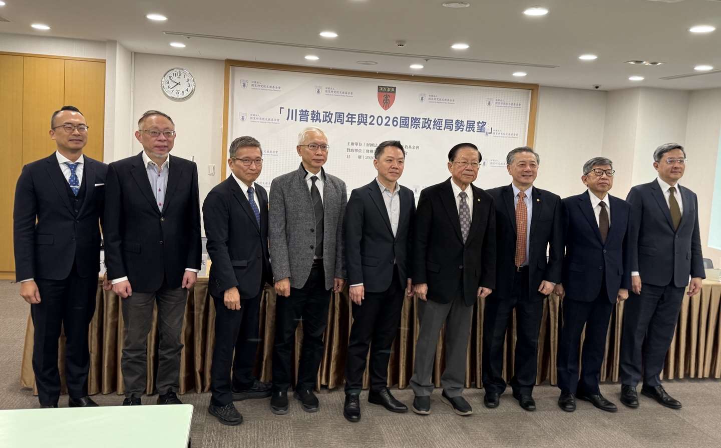 국책연구언은 1월15일(목) 타이완ㆍ미국 관계, 양안관계, 트럼프의 정경 정책 등 국제와 양안 외교 정치, 군사, 경제 분야 전문가, 학자들을 초청하여 트럼프 취임 1주년를 돌아보며 올해 국제 정치 경제 정세 전망에 관한 논문 발표와 토론을 진행하였다. 사진 좌로부터 국책연구원 집행장, 국립성공대학교 교수 왕홍런, 타이완국립사범대학교 교수 판스핑, 담강대학교 양안관계연구센터장 장우위에, 아태평화연구재단 집행장 둥리원, 국립중산대학교 교수, 국책연구원 부원장 궈위런, 국책연구원 원장 디엔홍마오, 전 미국 국방관원 토니 후, 중앙연구원 구미연구소 연구원 린정이, 중화경제연구원 부연구원 리춘. -사진: jennifer pai백조미