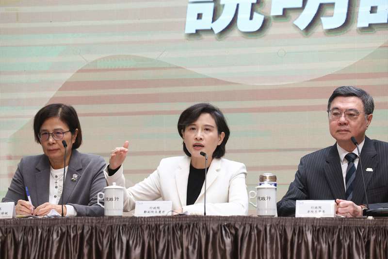 중화민국 행정원은 20일 ‘타이완-미국 관세 협상 설명 기자회견’을 열었으며, 줘룽타이(卓榮泰) 행정원장(우), 정리쥔(鄭麗君) 부원장(중), 양전니(楊珍妮) 정무위원(좌) 등이 참석하여 협상 과정과 성과를 발표했다. - 사진: CNA 