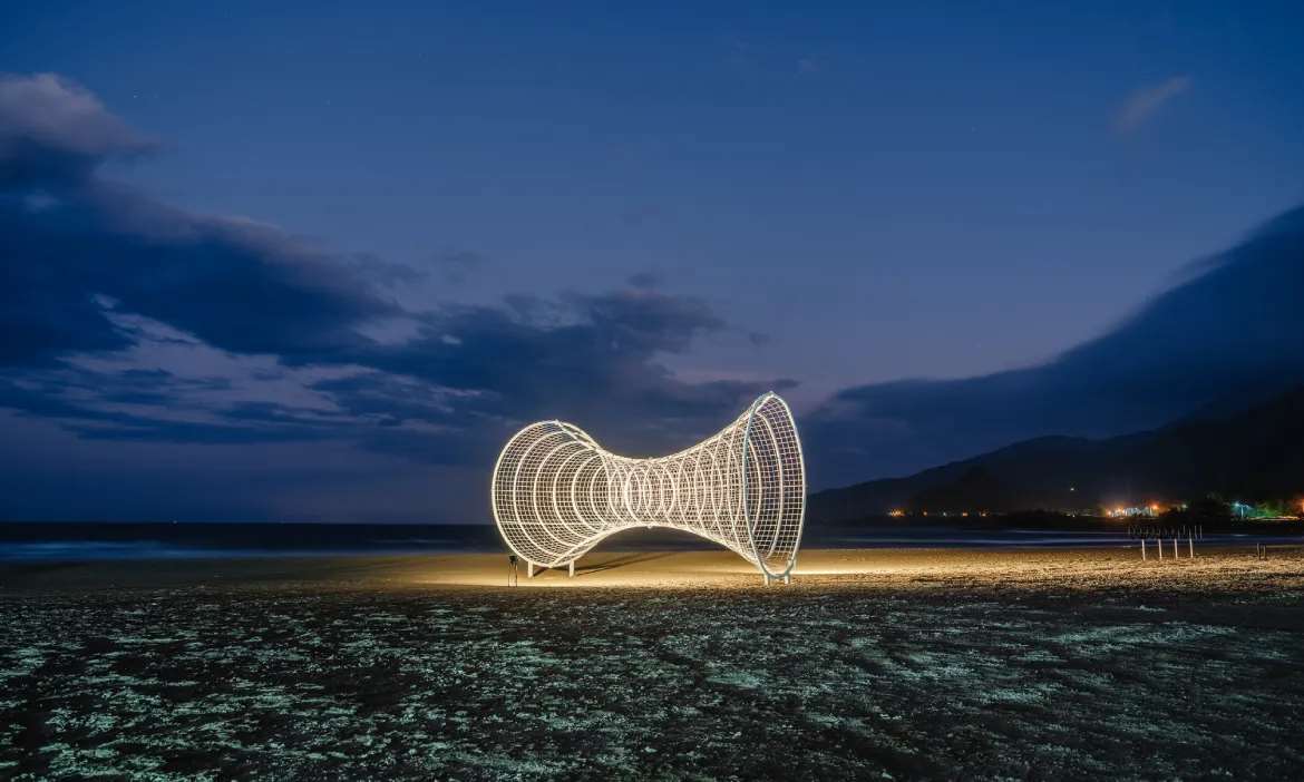 바람의 흐름을 표현하는 아티스트 정원둥(鄭元東)의 작품 '바람의 용기' - 사진: 낙산풍 페스티벌