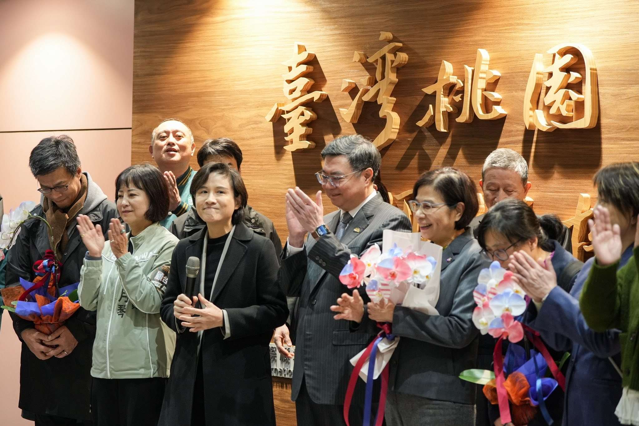 ▲관세 협상을 타결짓고 귀국한 정리쥔 행정원 부원장이 19일(월) 오전 타오위안국제공항에서 취재진 앞에서 소회를 밝히고 있다. [사진 = 줘롱타이 행정원장 페이스북]