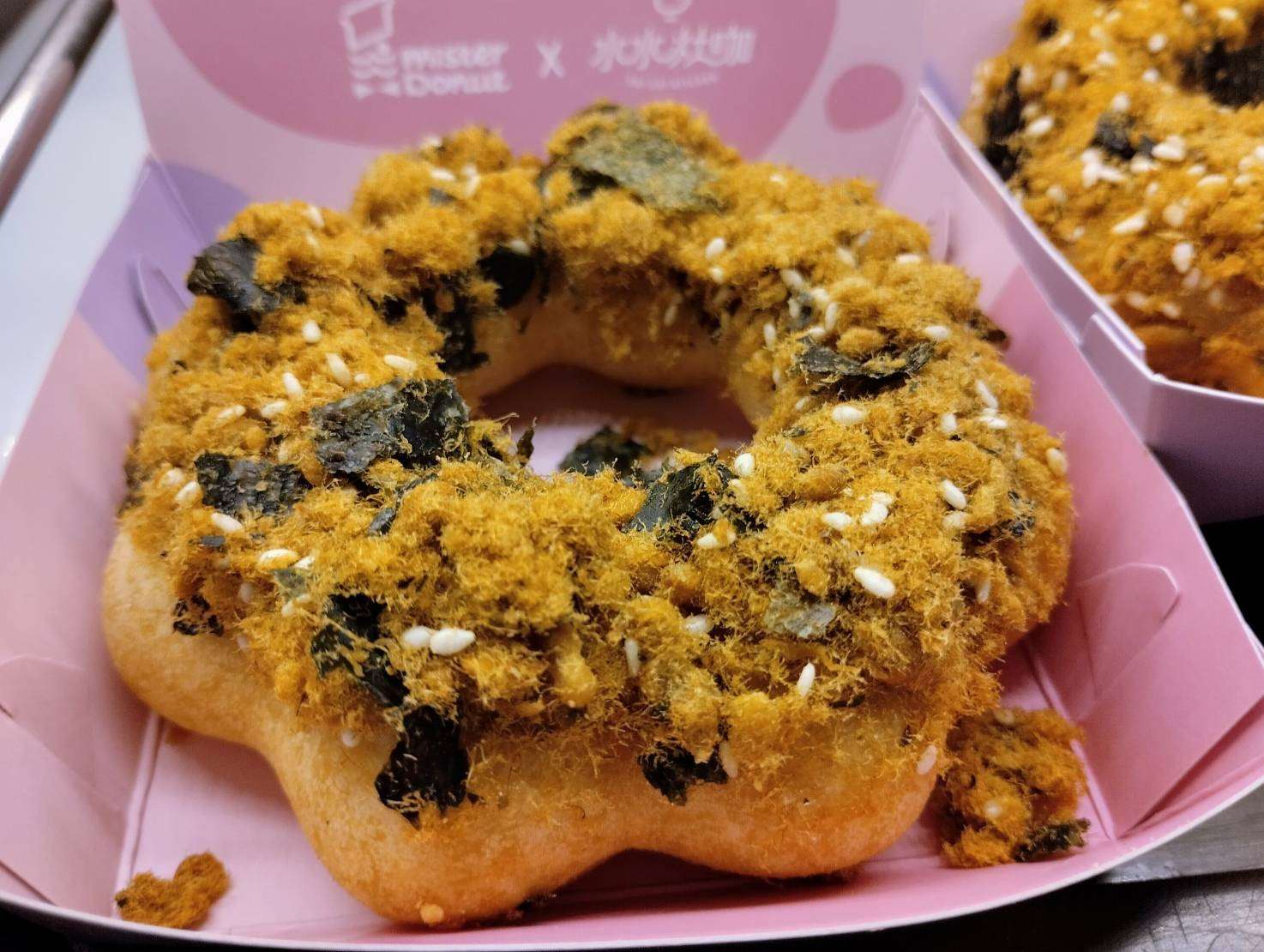 ▲로우송이 듬뿍 올라간 로우송 도넛. [사진 = Rti 손전홍]