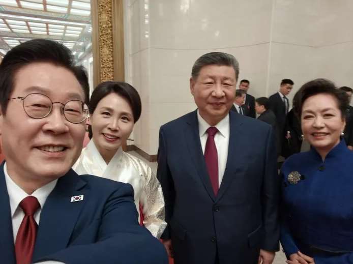 ▲이재명 대통령은 5일(현지시간) 중국 베이징에서 한•중 정상회담 일정을 마친 뒤 자신의 엑스(X)에  시진핑 중국 국가주석에게 선물 받은 샤오미폰으로 시 주석, 펑리위안 여사, 김혜경 여사와 함께 찍은 셀카를 공개했다. [사진출처 = 이재명 대통령 X]