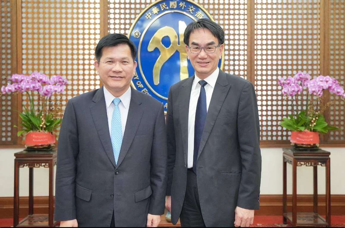 외교뷰 장관 린쟈룽(林佳龍,좌)(과 디지털발전부 장관 린이징(林宜敬,우)는 1월20일 양 부문의 첫 번째 양장관회의를 가졌다. -사진: 중화민국 외교부 제공