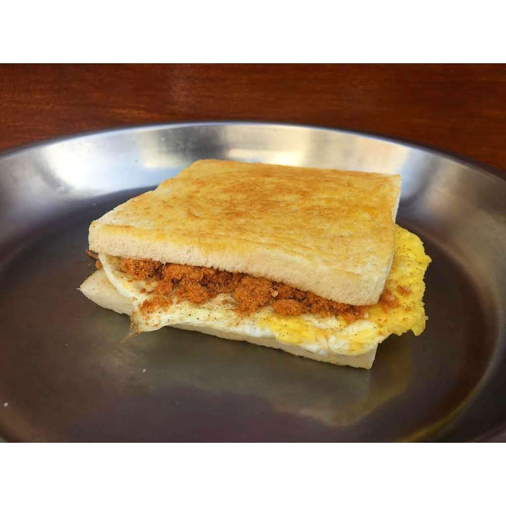 ▲단짠단짠 중독성 강한 로우송(肉鬆)과 윗면까지 알맞게 익은 완벽한 달걀 후라이를 넣은 로우송달걀토스트(肉鬆蛋吐司). [사진출처 = Q柴肉蛋吐司 페이스북]