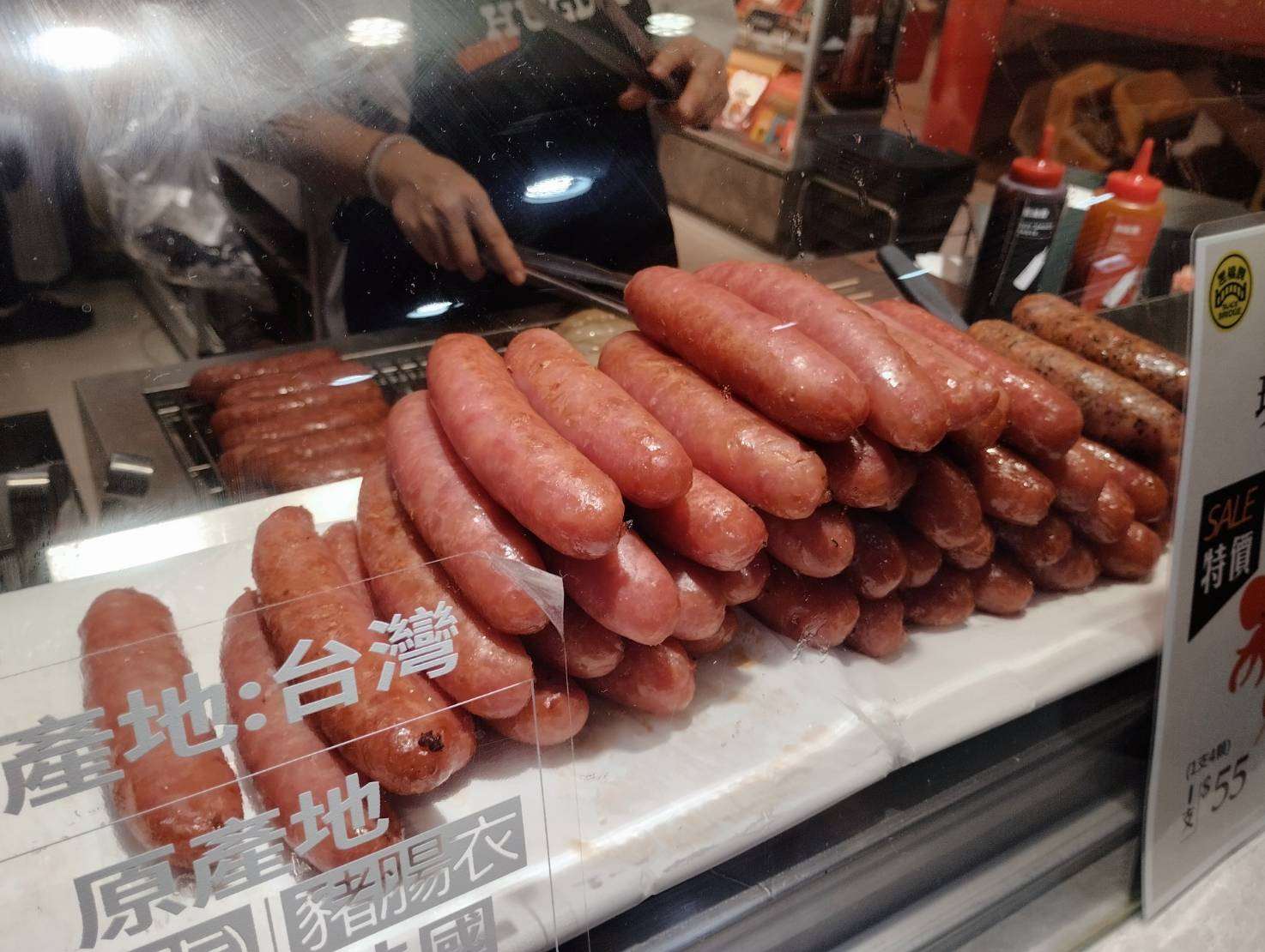 ▲지난 6일(화) MRT타이베이역의 샹창 노점. 붉은 빛 통통한 소시지가 '샹창'이다. [사진 = Rti 손전홍]