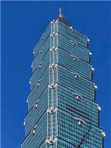 세계 저명 암벽 등반가, 프리솔로  알렉스 호놀드(Alex Honnold)가 오늘(1/25) 오전 타이베이 101 타워를 아무런 안전 장비 없이 맨몸으로 등반하여 정상에 올랐다. -사진: jennifer pai백조미/林安/吳昱辰