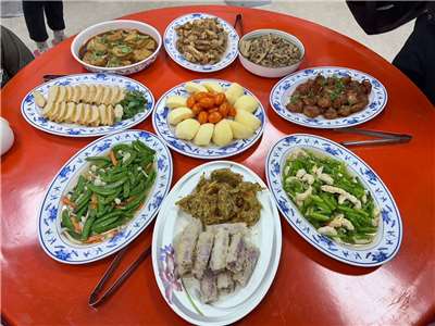 스님이 운영하는 이란(宜蘭) 푸셴 보육원(普賢慈善育幼院)에서 제공하는 재반 - 사진: 안우산