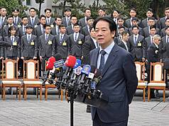 8일 법무부 수사국 수사반 제62기 수료식에 앞서 언론 인터뷰에 응하고 있는 라이칭더 총통 - 사진: CNA