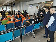 필리핀 세부시에서 인터넷 사기 범죄를 벌여왔던 타이완인 범죄 피의자 17명이 1월21일 타이완에 송환되었다. 사진은 마닐라 공항에서 탑승을 대기하는 피의자와 타이완-필리핀 관계자들. -사진: 타이완 주필리핀 대표부 제공 via 중앙사