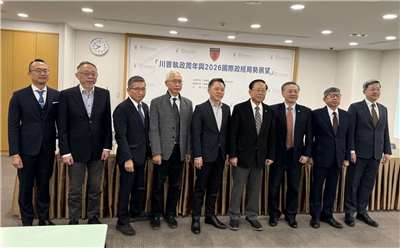 국책연구언은 1월15일(목) 타이완ㆍ미국 관계, 양안관계, 트럼프의 정경 정책 등 국제와 양안 외교 정치, 군사, 경제  분야 전문가, 학자들을 초청하여 트럼프 취임 1주년를 돌아보며 올해 국제 정치 경제 정세 전망에 관한 논문 발표와 토론을 진행하였다. 사진 좌로부터 국책연구원 집행장, 국립성공대학교 교수 왕홍런, 타이완국립사범대학교 교수 판스핑,  담강대학교 양안관계연구센터장 장우위에, 아태평화연구재단 집행장 둥리원, 국립중산대학교 교수, 국책연구원 부원장 궈위런, 국책연구원 원장 디엔홍마오, 전 미국 국방관원 토니 후, 중앙연구원 구미연구소 연구원 린정이, 중화경제연구원 부연구원 리춘. -사진: jennifer pai백조미