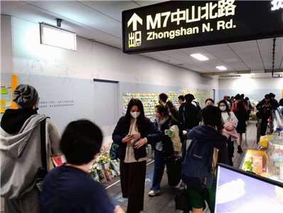 ▲성탄절인 지난달 25일(목) 오후 MRT타이베이역  M7 무차별 흉기 난사 사건 현장을 찾은 시민들이 맨몸으로 범인을 막아서다 목숨을 잃을 위자창 씨를 추모하고 있다. [사진 = Rti 손전홍]