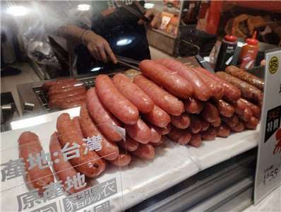 ▲지난 6일(화) MRT타이베이역의 샹창 노점. 붉은 빛 통통한 소시지가 '샹창'이다. [사진 = Rti 손전홍]