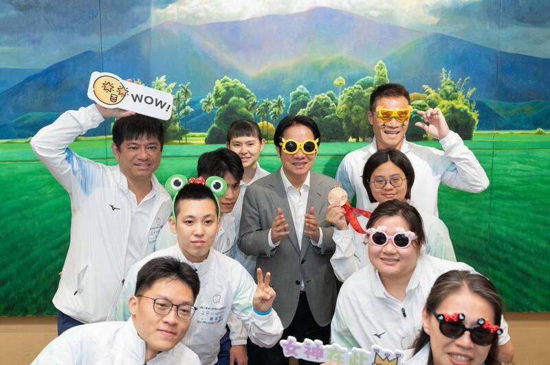▲ 라이칭더 총통이 26일(월) 오전 총통부에서 2026 아이치·나고야 아시안패러게임 선수단을 접견하고 함께 기념촬영을 하고 있다. [사진= 총통부 제공]