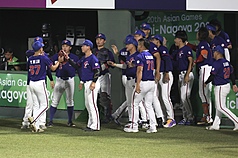 지난 9월21일 저녁, 아시안게임 야구 B조 첫 경기에서 타이완이 한국 에 0대5도 패했다. 사진은 타이완 선수들. -사진: 중앙사