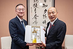 한궈위(우) 타이완 입법원장과 황재호(좌) 주타이베이한국대표가 30일 회동해 타이완과 한국 간 교류 심화에 대한 기대를 나타냈다. - 사진: CNA