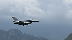타이완이 미국에서 도입하는 F-16V 블록 70 전투기 66대 가운데 첫 2대가 2일 오전 타이둥 공군 즈항(志航) 기지에 도착했다. - 사진: CNA