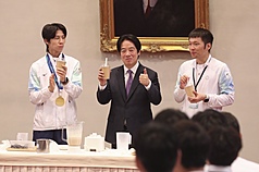 라이칭더(가운데) 총통은 6일 나고야 아시안게임 타이완 선수단을 접견한 자리에서 리양(우) 운동부 장관, 린위팅(좌) 선수와 함께 고단백질 버블티를 맛봤다. - 사진: CNA
