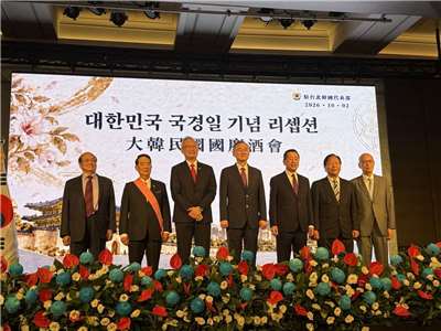 10월2일(금) 저녁 타이베이 하얏트 호텔 그랜드 볼룸에서 대한민국 국경일 리셉션 행사가 거행되었다. 이날 축하객들이 역대 최고라고 여겨지는데, 외교부 우즈중(좌3) 정무차관, 국방부 구리슝(우3) 장관, 친민당 송추위(좌2) 당대표 등이 오프닝 축사 후에 함께 기념 촬영을 하였다. -사진: jennifer pai백조미