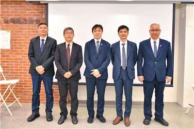 타이완여지(勵志)협회는 10월27일 오후 ‘변화하고 있는 타이완-미국-중국’ 좌담회를 개최했다. 사진 좌로부터 사립담강(淡江)대학교 외교 ㆍ국제관계학과 홍야오난(洪耀南) 교수, 사립 타이베이의학대학교 교양학센터 장궈청(張國城) 교수, 대륙위원회 선유중(沈有忠) 부주임위원, 주최측 라이룽웨이(賴榮偉) 집행장, 사립 카이난(開南)대학교 천원쟈(陳文甲) 부총장. -사진: 행정원 대륙위원회 페이스북 페이지 캡쳐