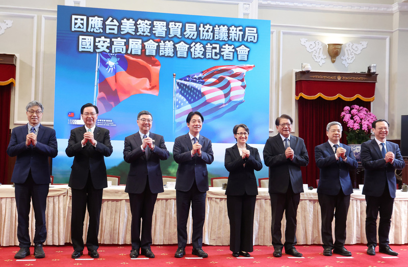 총통부는 13일 오전 ‘타이완·미국 무역협정 체결 대응 고위 국가안보회의’ 후 기자회견을 열었다. 이날 기자회견에는 라이칭더 총통(좌4)을 비롯해, 샤오메이친 부총통 (우4), 줘룽타이 행정원장(좌3), 판멍안 총통부 비서장(우3), 우자오셰 국가안전회의 비서장(좌2)와 공밍신 경제부 장관 공밍신(우2), 천쥔지 농업부 장관 천쥔지(좌1), 스총량 위생복지부 장관(우1) 등 정부 고위 인사들이 참석했다. 기자회견 후 국민들에게 새해 인사를 전했다. - 사진: CNA