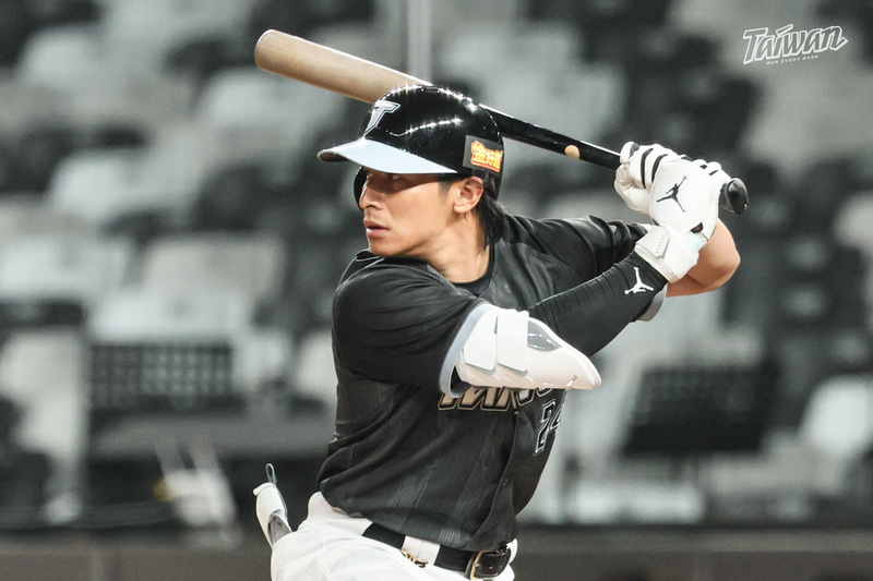 지난 22일 한국 키움 히어로즈와의 경기에 출전한 WBC 타이완 대표팀 팀장 천젠셴(陳傑憲) 선수 - 사진: CNA