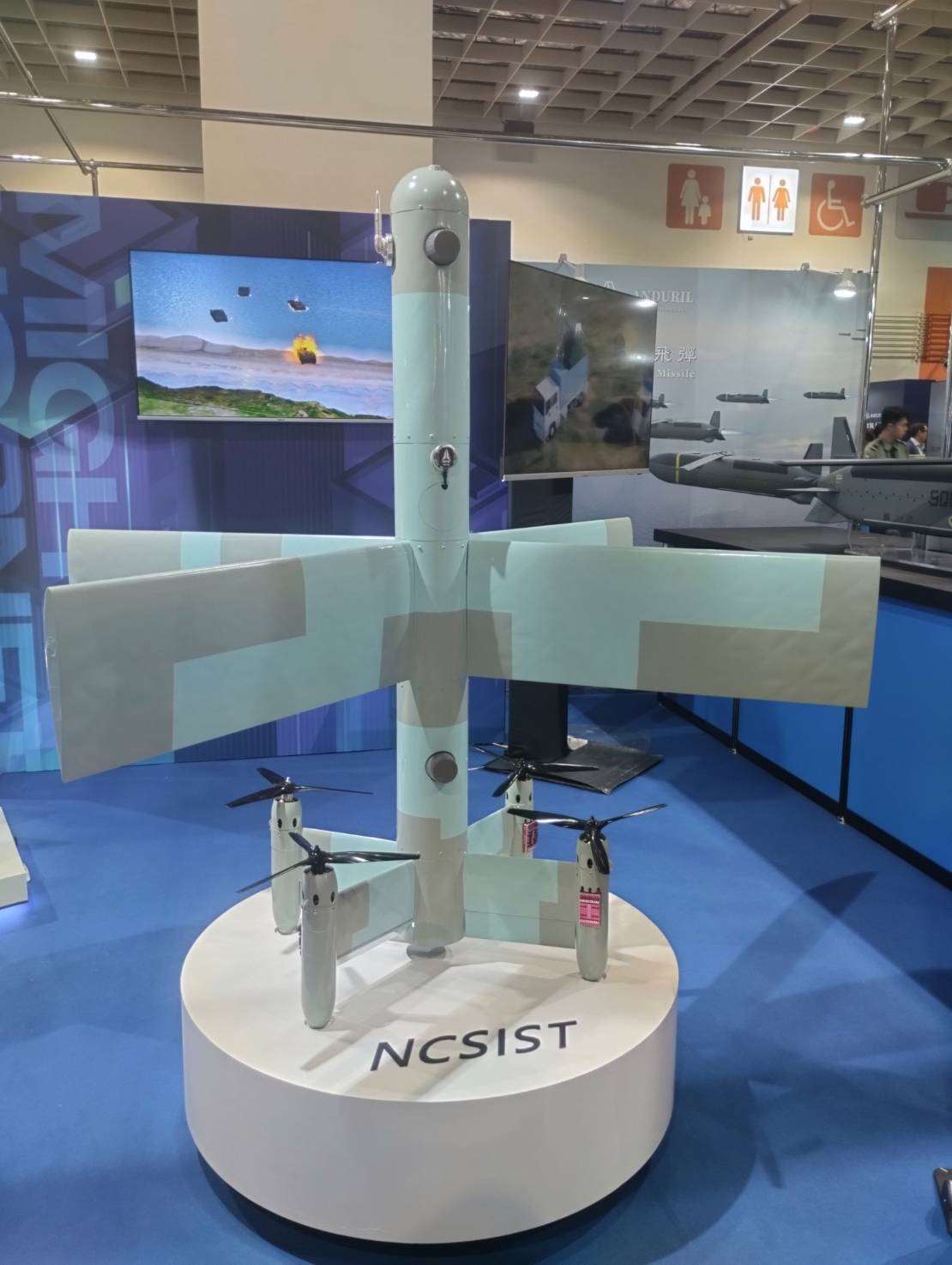 ▲2025 타이베이 국제 항공우주•방위산업전시회(TADTE) 국방관에 국가중산과학연구원이 개발한 공격용 드론 ‘진펑 3형(勁蜂三型)’이 전시돼 있다. [사진 = Rti 손전홍]