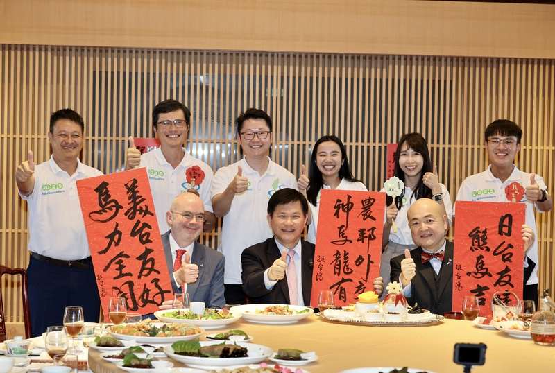 ▲린자룽 외교부 장관과 레이먼드 그린 미국재타이완협회 처장, 가타야마 가즈유키 일본타이완교류협회 대표, 타이완 농업 청년 대사들이 기념촬영을 하고 있다. [사진 =CNA DB]