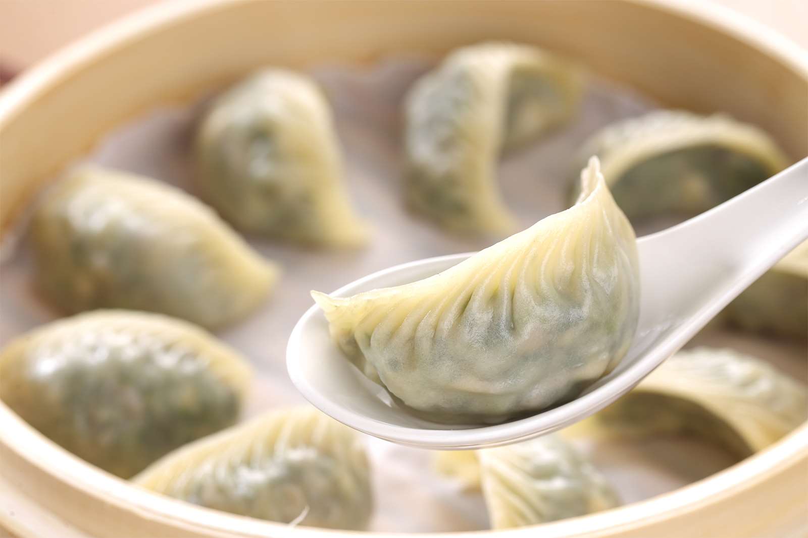 ▲타이베이 101를 오른 최초의 등반가가 된 알렉스 혼놀드가 도전 전 며칠 동안 즐겨 먹은 딩타이펑의 채식 만두. 표고버섯과 청경채, 말린 두부 ‘또우간(豆干)’과 당면으로 속을 채운 버섯 채식 만두다. [사진출처=딩타이펑 홈페이지]