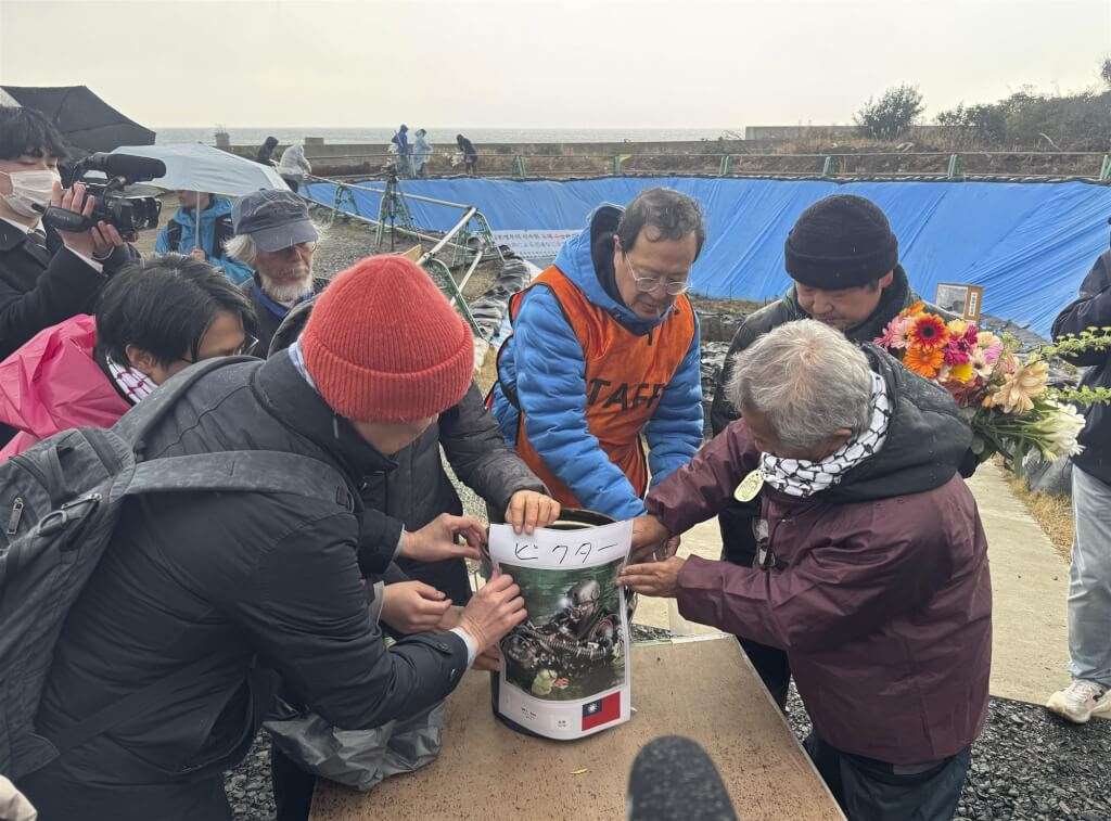 ▲일본 야마구치현 조세이 탄광에서 유해 수습 작업에 참여하던 타이완인 잠수사가 7일 사망하는 사고가 발생했다. 깊은 애도를 표하는 ‘새기는 모임’ 관계자와 시민들.[사진출처= 교도통신 via CNA DB ]