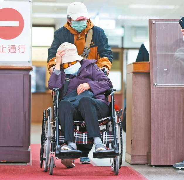 ▲80세 고령의 노모가 소아마비로 전신이 마비된 중증 장애 아들을 질식시켜 숨지게 한 사건에서, 1심 법원은 징역 2년 6개월을 선고했다. 사건 담당 판사는 라이칭더 총통에게 특사를 건의했고, 라이 총통은 지난 12일(목) 이를 승인했다. 사진은 지난해 12월, 2심이 열린 타이완고등법원에서 공판을 마친 뒤 휠체어에 앉아 법정을 떠나는 린려우룽즈(林劉龍子) 여사의 모습.[사진 =CNA DB]