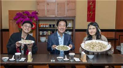 ▲라이칭더 총통이 총통부 구내식당에서 일본 유명 푸드파이터 안젤라 사토와 일본 유튜버 이쿠 선생과 함께 물만두를 들고 기념촬영을 하고 있다. [사진출처 = 라이칭더 총통 페이스북]