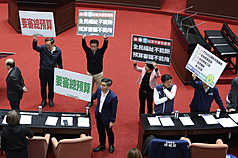 (자료사진-2026.01.30.) 입법원이 의사 일정 초안을 놓고 표결을 진행할 때 여야 각 정당 소속 의원들의 각자의 의견을 피켓에 적어 표현하고 있다. -사진: 중앙사
