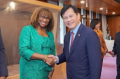 린자룽(林佳龍, 우) 외교장관이 25일 오찬을 베풀고 곧 이임하는 안드레아 클레어 보먼(Andrea Clare Bowman, 좌) 주타이완 세인트빈센트 그레나딘 대사에게 감사의 뜻을 전했다. - 사진: CNA