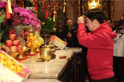 ▲2026년 병오년(丙午年) 춘절 첫날인 17일(화), 라이칭더 총통은 타이베이 맹갑용산사(艋舺龍山寺)를 방문해 참배하고 향을 올리며 국가의 평안과 국민의 행복을 기원했다. [사진= CNA DB]