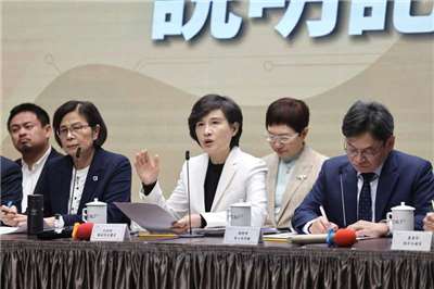 도널드 트럼프 미국 대통령의 새로운 ‘글로벌 관세’가 발효된 가운데, 중화민국 행정원 부원장 정리쥔(鄭麗君, 앞중)은 24일 기자회견에서 그간 확보한 우대 조치가 향후 미국 관세 변동에 대응하는 데 유리한 기반이 될 것이라고 밝혔다. - 사진: CNA 