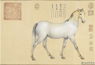 랑세녕(1688-1766년)은 이탈리아 선교사로 중국으로 건너와 청나라 강희제, 옹정제, 건륭제 3대 황제시대 궁중 화가로 활약했었다. 이는 1762년(건륭제 27년) 겨울 공납한 4마리의 아라비아산 준마 중의 하나로 랑세녕이 황제의 명에 따라 그린 ‘초이총(超洱驄, 건륭제가 지어준 이름)이다. 그림에 애마의 이름이 있고, 건륭제는 1763년에 ‘애우한사준가’라는 시를 통해 외국으로 받은 말에 관한 기록을 남겼다. -사진: 고궁 남원