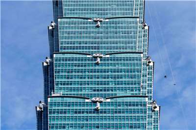 미국의 암벽 등반가 알렉스 호놀드가 지난 1월 25일 타이완의 초고층 빌딩 '타이베이 101'을 로프나 안전장비 없이 등반하는 데 성공했다. - 사진: 넷플릭스 제공