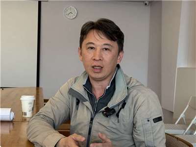 당(唐) 안진경(顏真卿, 생몰 709-785년)의 서기 758년도 작품 ‘제질문고-祭姪文稿(조카를 위한 추도문(제문) 초안)’를 포함한 국립고궁박물원 남부분원 ‘갑자만년’ 서화 특전의 큐레이터 천젠즈(陳建志) 연구원. -사진: jennifer pai백조